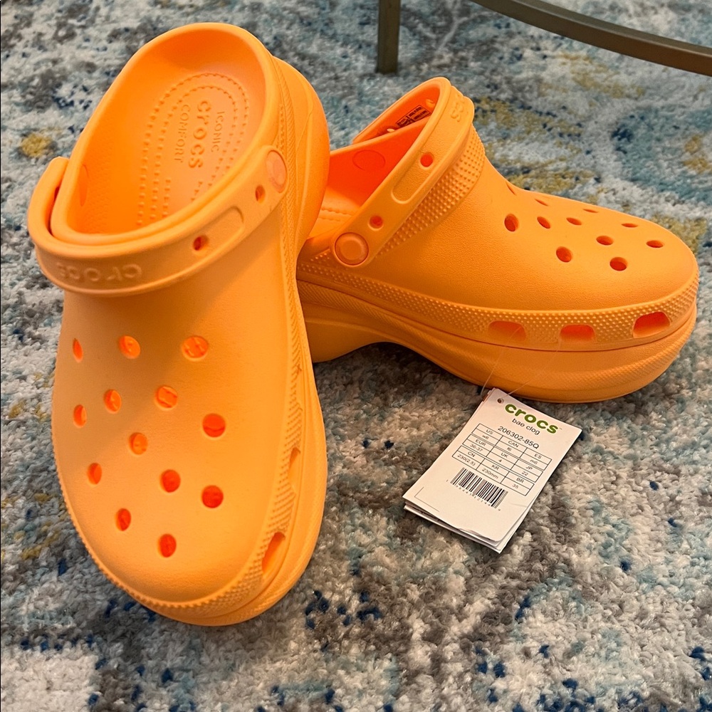 CROCS Bae Clog size 6 Vibrant Orange Slip-Ons
